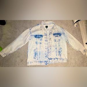 Denim jacket , inside deep pockets .